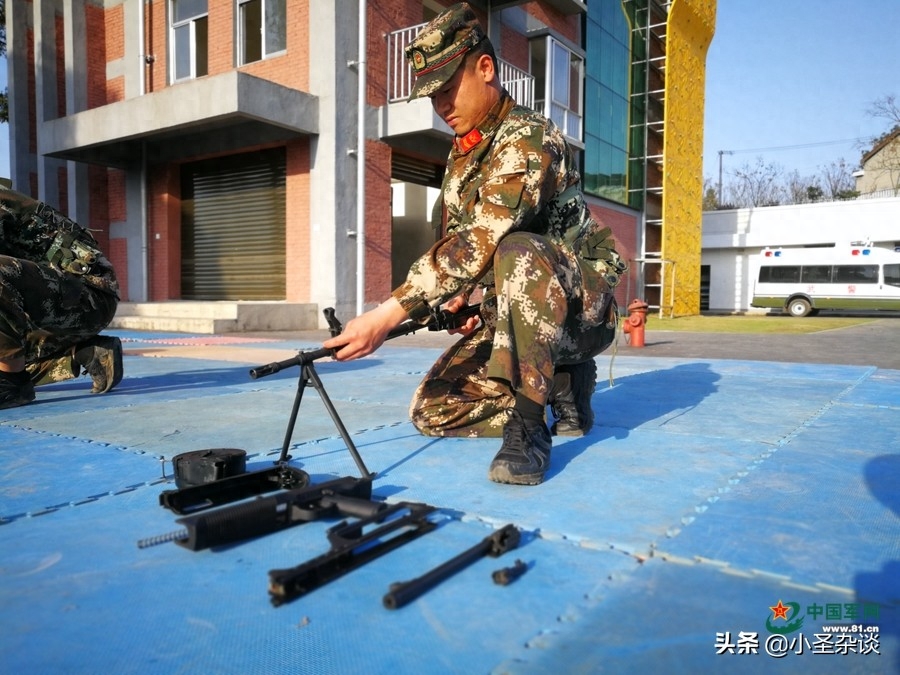 95式5.8mm轻机枪:解放军/武警部队班用制式轻机枪配75发弹鼓