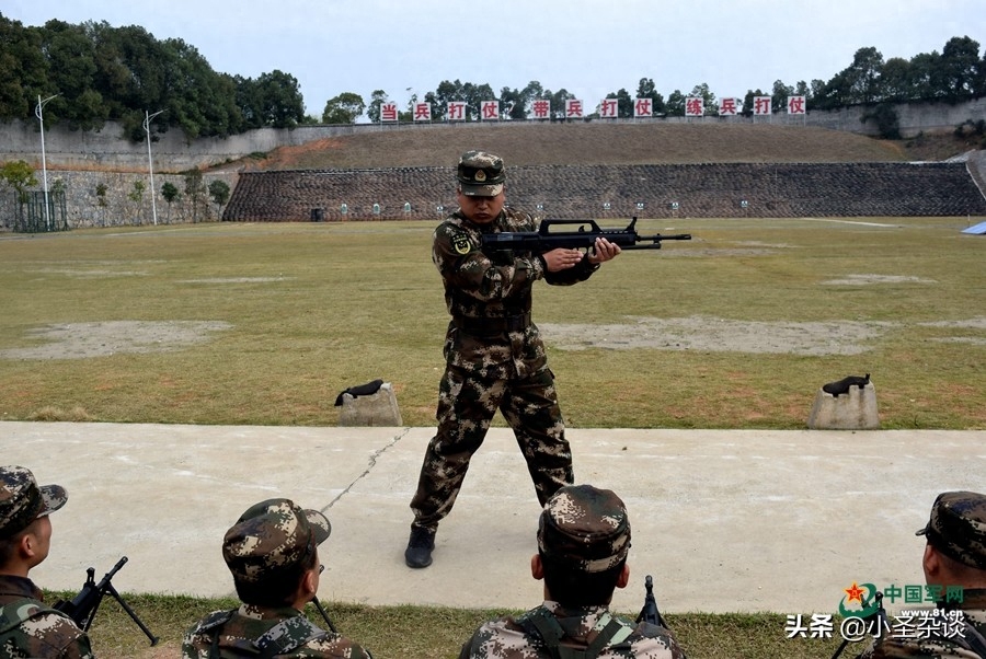 95式5.8mm轻机枪：解放军/武警部队班用制式轻机枪配75发弹鼓