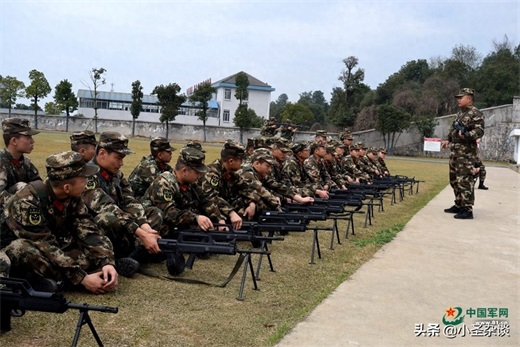 95式5.8mm轻机枪:解放军/武警部队班用制式轻机枪配75发弹鼓