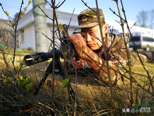 95式5.8mm轻机枪:解放军/武警部队班用制式轻机枪配75发弹鼓