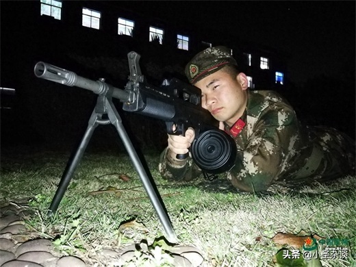 95式5.8mm轻机枪：解放军/武警部队班用制式轻机枪配75发弹鼓