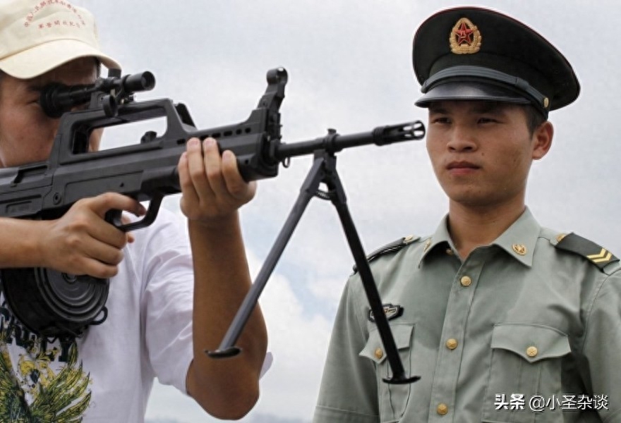 95式5.8mm轻机枪:解放军/武警部队班用制式轻机枪配75发弹鼓