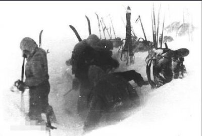 ​迪亚特洛夫dyatlov事变揭秘 9位滑雪爬山者误入军事基地怪僻死亡