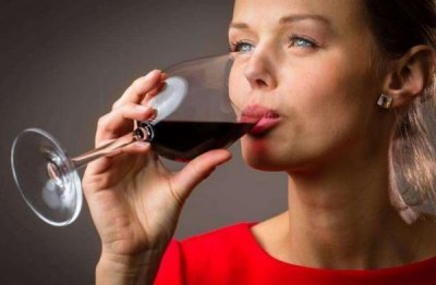​手握红酒杯的正确姿势(晃红酒杯的正确姿势)