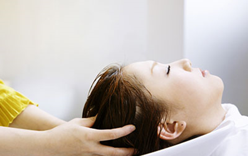 醋可以洗头发怎么用,怎么白醋洗头发干净图6