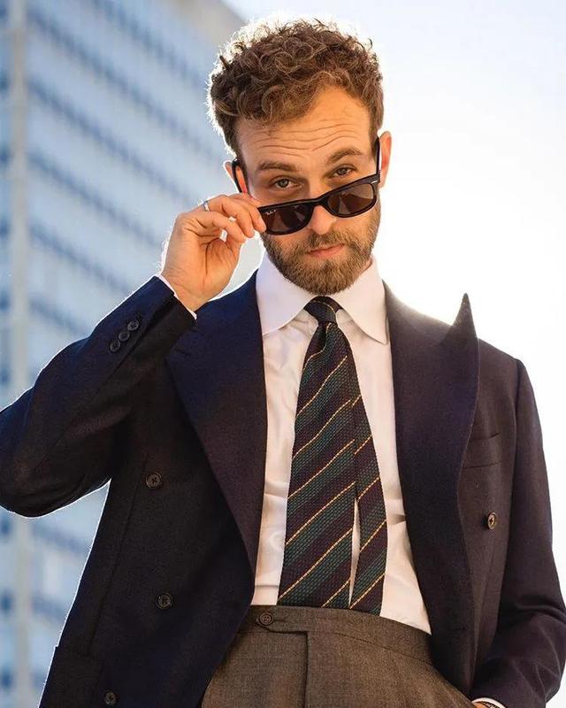 美式复古oversize穿搭男生冬季（AndreasWeinas万千绅男心目中的北欧穿搭典范）(18)