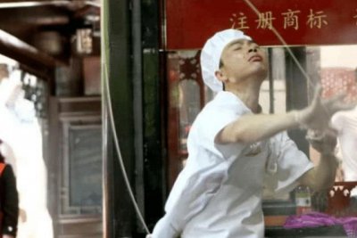 ​一夜爆红的拉面哥，甩掉老板当主播、娶富豪女粉丝，如今成这样