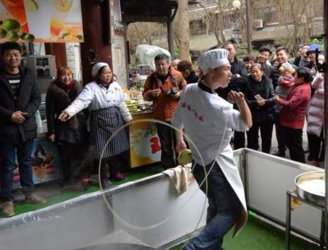 一夜爆红的拉面哥,甩掉老板当主播、娶富豪女粉丝,如今成这样