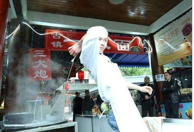 一夜爆红的拉面哥,甩掉老板当主播、娶富豪女粉丝,如今成这样