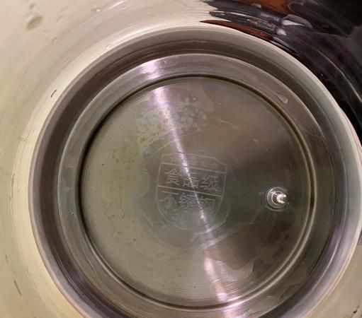 不锈钢水壶烧干了变色还能用吗