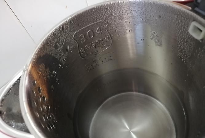 不锈钢水壶里面烧干了发黑还可以用吗
