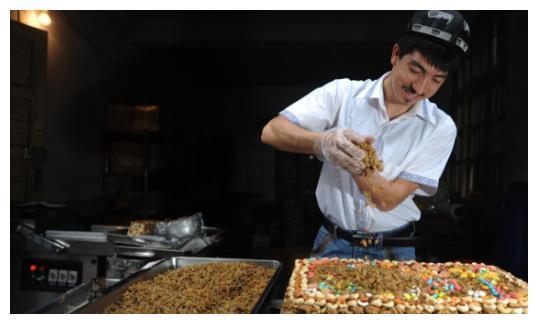 外地人惧怕的切糕,在新疆本地只要60元一斤,网友却称“伤不起”