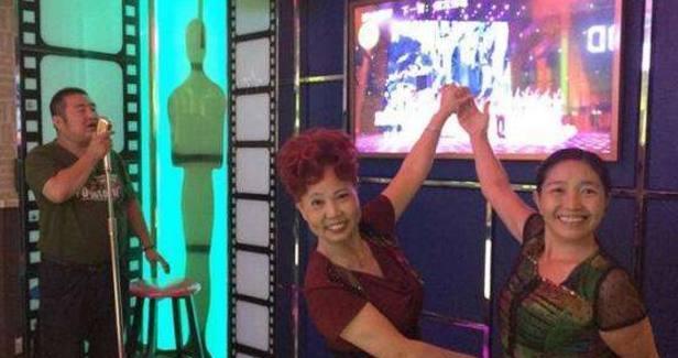 小伙与五十岁大妈相恋,尝到甜头以后竟把自己兄弟也叫来了!