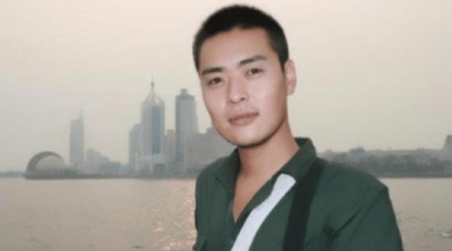 因拍戏弄瞎眼睛,曾经抑郁自杀失败两次,今以女装亮相成流量王