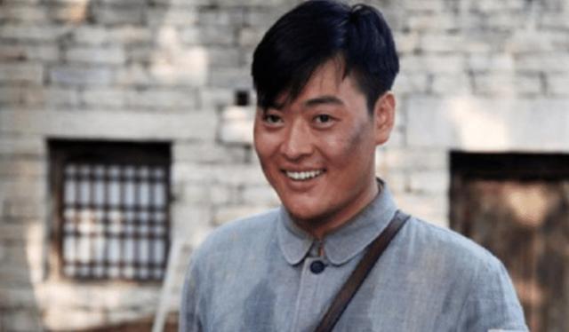 因拍戏弄瞎眼睛,曾经抑郁自杀失败两次,今以女装亮相成流量王