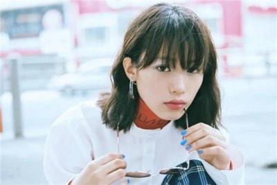 ​怎样跟女生聊天找话题，和女生聊天总是冷场怎么办