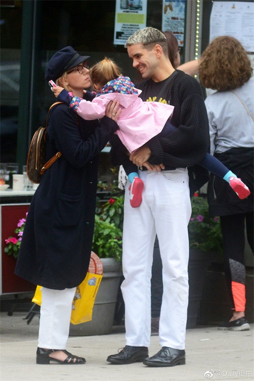 死侍变成前前夫!“黑寡妇”斯嘉丽与二婚丈夫离婚