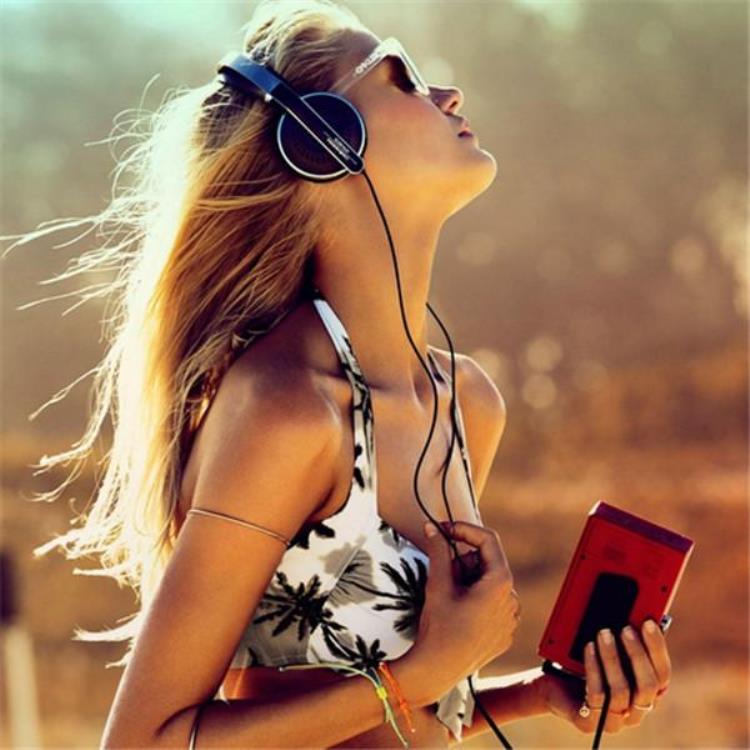 当红女演员李艾佳家中猝死原因不是患癌症而是太劳累真惋惜