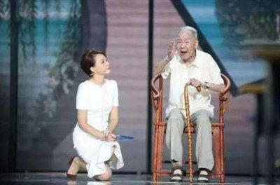 ​董卿这一跪，火遍了全中国！跪出了最美的中华骄傲