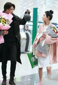 ​张予曦和男朋友陈柏融现身北京机场 整成夫妻脸了 难怪越长越像