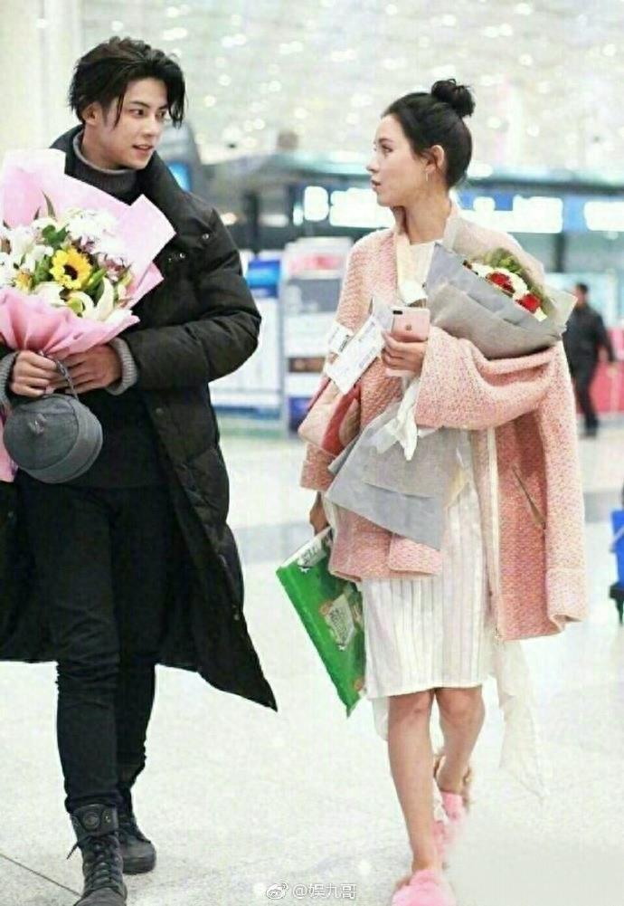 张予曦和男朋友陈柏融现身北京机场 整成夫妻脸了 难怪越长越像