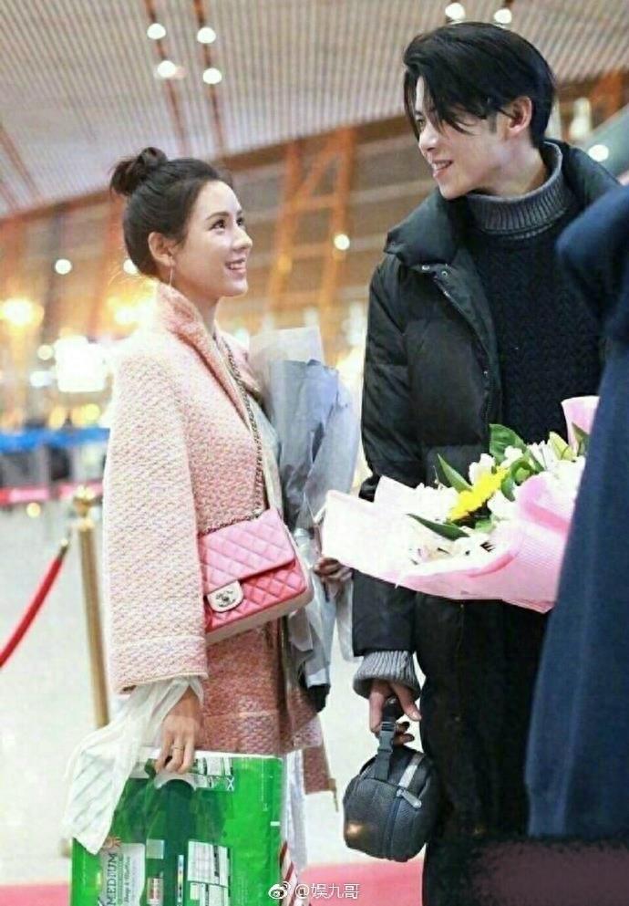 张予曦和男朋友陈柏融现身北京机场 整成夫妻脸了 难怪越长越像