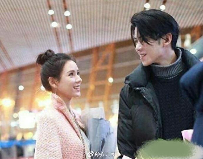 张予曦和男朋友陈柏融现身北京机场 整成夫妻脸了 难怪越长越像