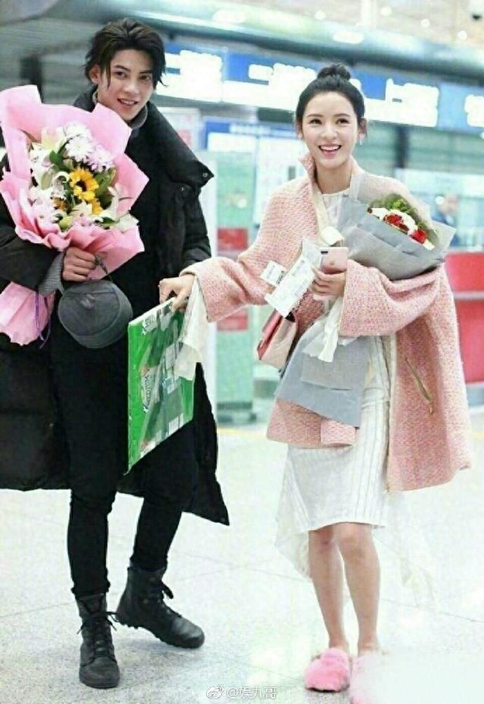 张予曦和男朋友陈柏融现身北京机场 整成夫妻脸了 难怪越长越像