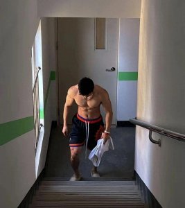 ​古铜色皮肤的健身帅男，每一张大片都是让人血脉喷张的程度