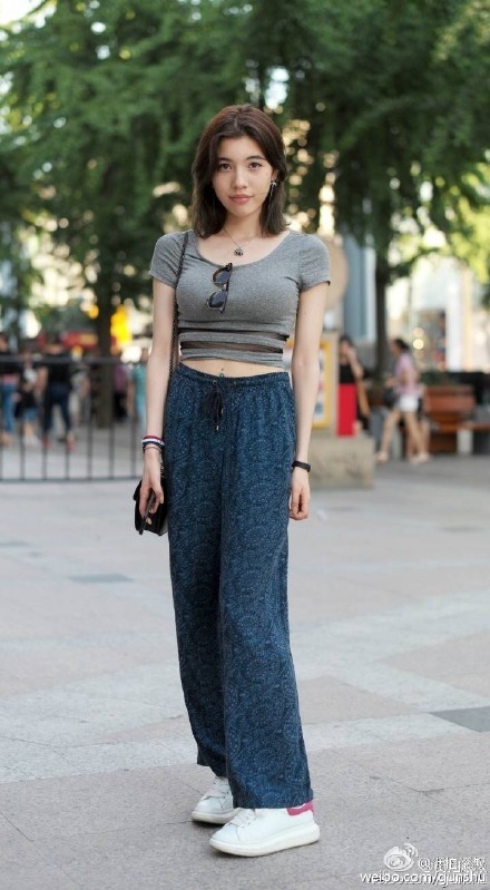 街拍杭州时尚美女，个个亭亭玉立