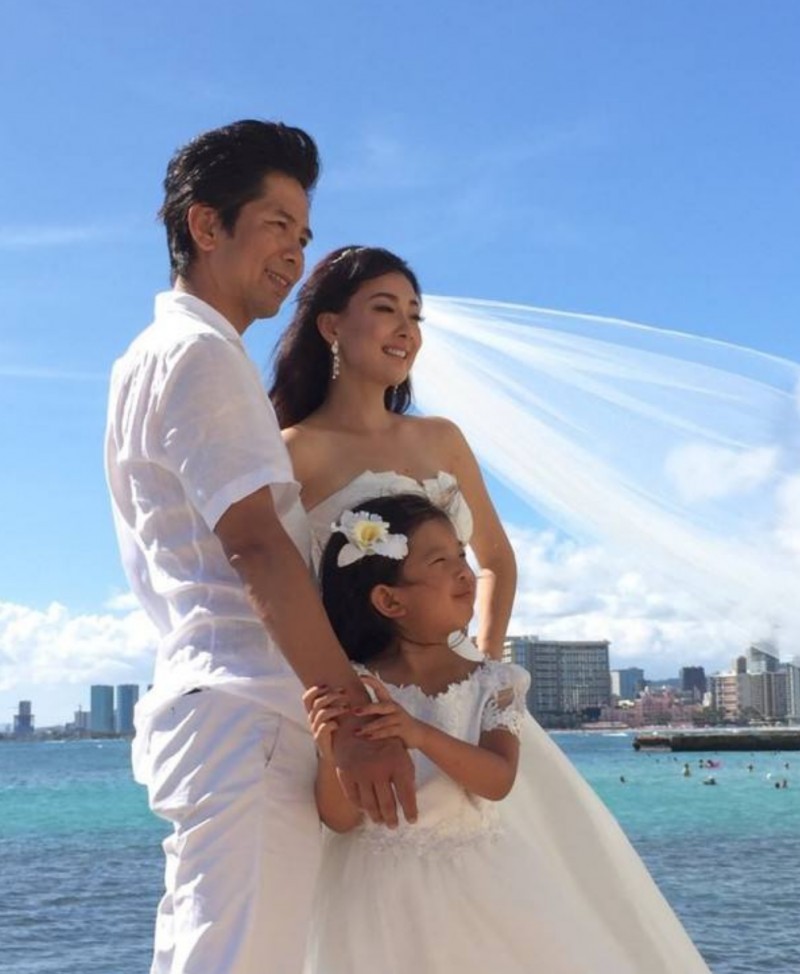 牛莉的丈夫是谁（47岁牛莉罕晒神秘老公）