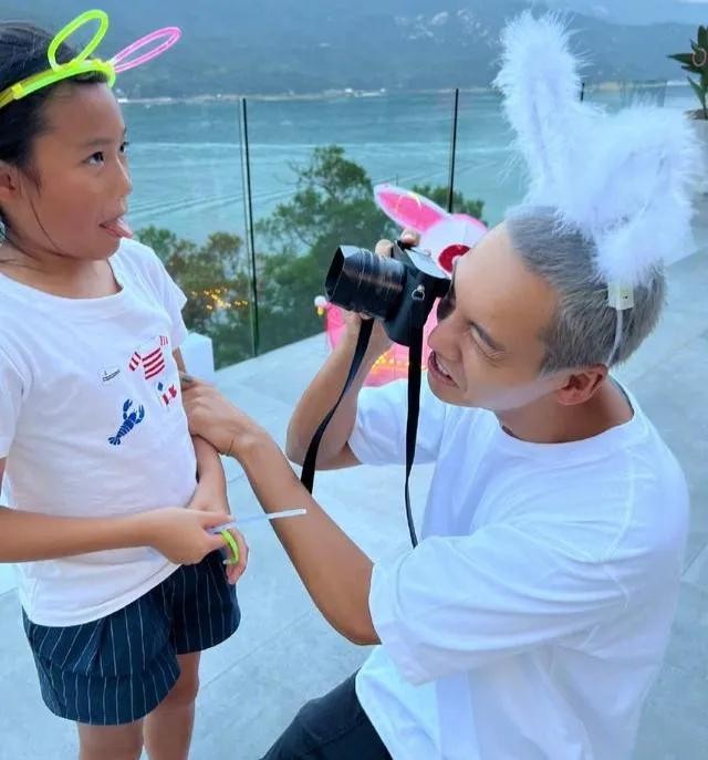 陈伟霆中秋节晒家人九宫格合照(豪气满满的父爱)