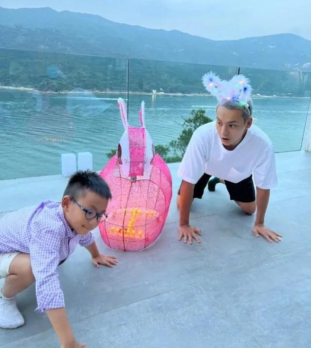 陈伟霆中秋节晒家人九宫格合照(豪气满满的父爱)