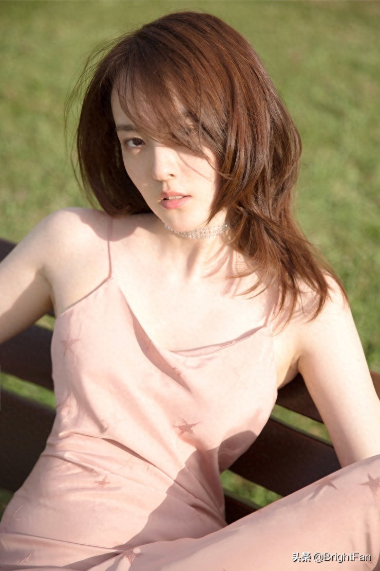 杨之楹粉红长裙尽显夏日浪漫风情 阳光下肆意奔跑灵动少女感十足