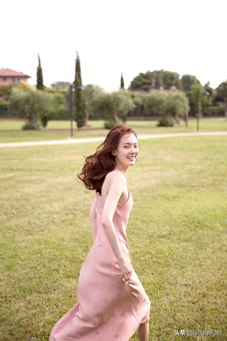杨之楹粉红长裙尽显夏日浪漫风情 阳光下肆意奔跑灵动少女感十足