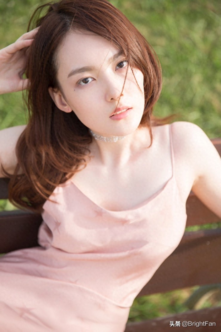 杨之楹粉红长裙尽显夏日浪漫风情 阳光下肆意奔跑灵动少女感十足