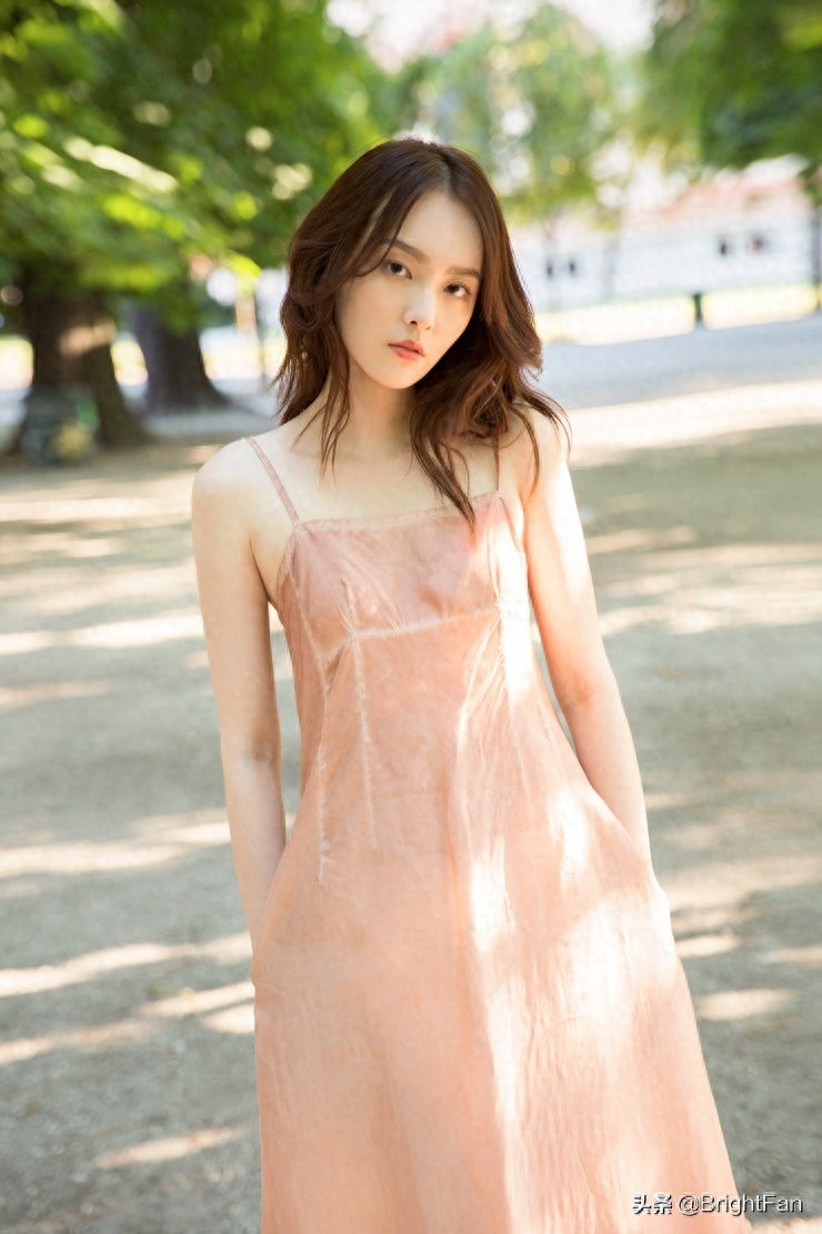 杨之楹粉红长裙尽显夏日浪漫风情 阳光下肆意奔跑灵动少女感十足