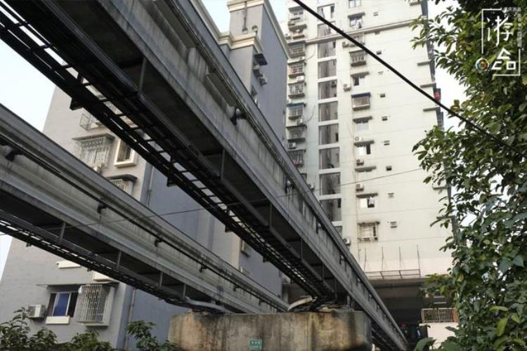 重庆轻轨还是单轨,单轨列车和轻轨的成本