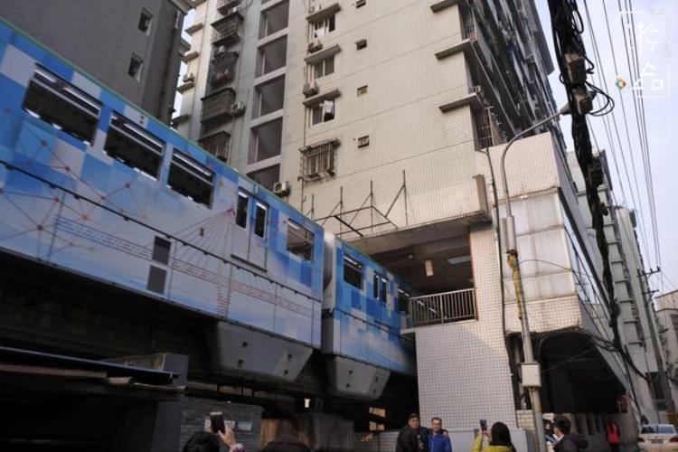 重庆轻轨还是单轨,单轨列车和轻轨的成本