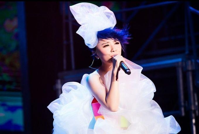 黄雅莉个人资料（黄雅莉罕曾与老公异地恋13年）