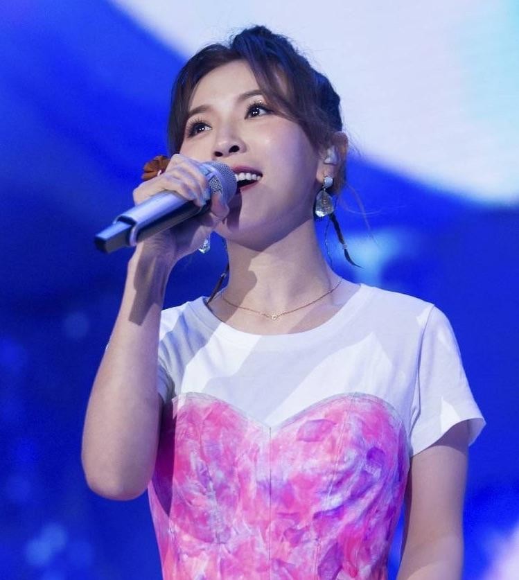 黄雅莉个人资料（黄雅莉罕曾与老公异地恋13年）