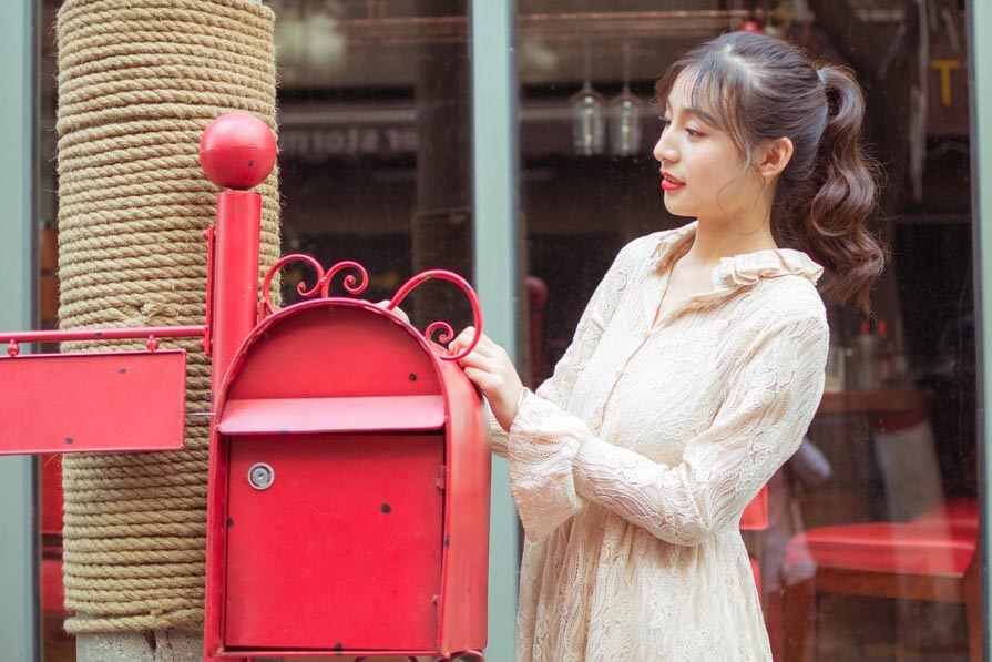 女生暗恋你的时候有什么眼神暗示（女同事暗恋你最准的表现）(图6)