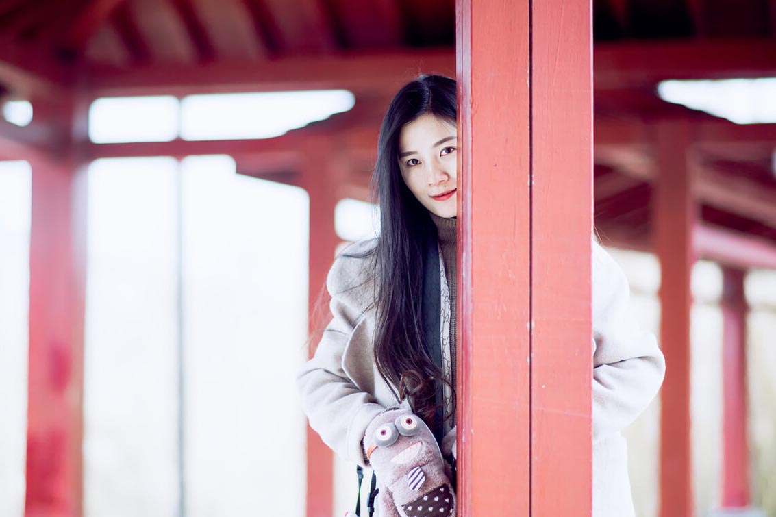 女生暗恋你的时候有什么眼神暗示（女同事暗恋你最准的表现）(图1)