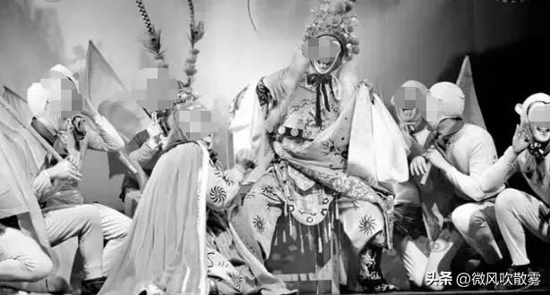 六小龄童哭灵（六龄童追悼会现场）(2)