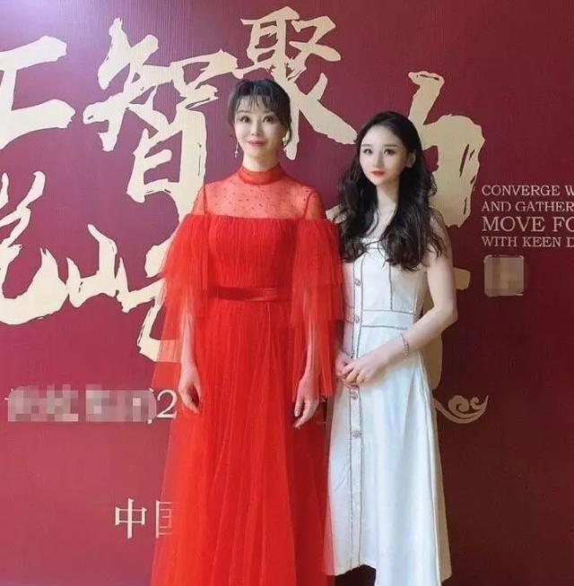 沈曼晒PS照“翻车”，脸部变形似外星人，网友：ET记得拉她进群