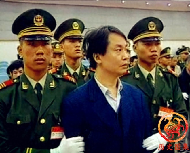 “贼王”张子强老照片：图二坐在跑车上，图九被押上警车开赴刑场