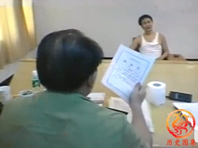 “贼王”张子强老照片：图二坐在跑车上，图九被押上警车开赴刑场