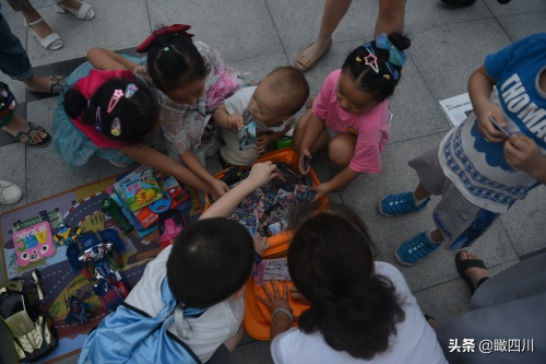 暑假怎么过？这群小朋友“抢占”广场摆地摊，卖玩具赚钱还能锻炼