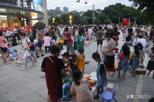 暑假怎么过？这群小朋友“抢占”广场摆地摊，卖玩具赚钱还能锻炼