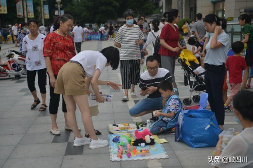 暑假怎么过？这群小朋友“抢占”广场摆地摊，卖玩具赚钱还能锻炼